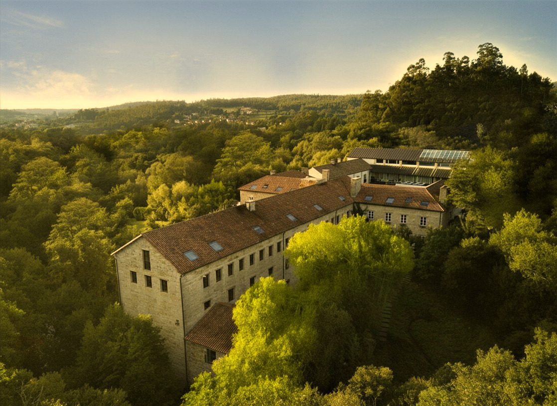Vista aérea del jardín y el hotel A Quinta da Auga Relais y Châteaux entre los robles centenarios a orillas del río Sar en Santiago de Compostela, Galicia